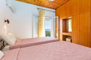 A bed or beds in a room at Villa Katina