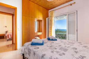 A bed or beds in a room at Villa Katina Még 15 kép