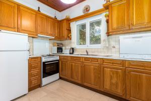 A kitchen or kitchenette at Villa Katina