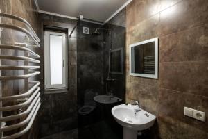 een badkamer met een wastafel en een spiegel bij Майя in Mykulychyn +43 foto's