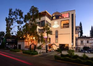 un bâtiment situé sur le côté d'une rue la nuit dans l'établissement HOTEL & SPA MANSION SOLIS by HOTSSON, à Morelia