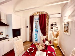 A television and/or entertainment centre at Le Chalet Palermo Centro