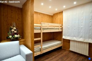 Двухъярусная кровать или двухъярусные кровати в номере Bilocale centro paese con posto auto