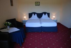 pokój hotelowy z łóżkiem i dwoma stołami w obiekcie Landhaus Brieger w mieście Henndorf am Wallersee