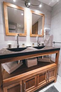 a bathroom with a sink and a mirror at Appartement Orion by ExplorHome in Tignes