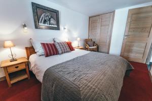 a bedroom with a large bed in a room at Appartement Orion by ExplorHome in Tignes