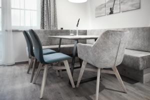 uma sala de jantar com uma mesa e quatro cadeiras em Wieslbauer em Flachau