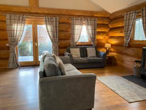Posezení v ubytování Ewes Water Log Cabins