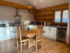 Kuchyň nebo kuchyňský kout v ubytování Ewes Water Log Cabins