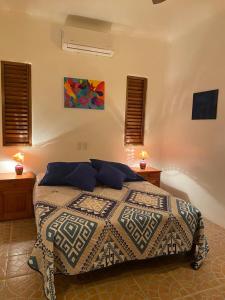 Tempat tidur dalam kamar di Casa Maya private villa on the beach