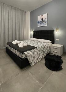 1 dormitorio con 1 cama grande y cabecero negro en GUEST HOUSE KINGA CAVOUR, en Florencia
