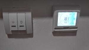 an alarm clock is next to an electrical outlet at Apartman Studio Lux u Kraljevim Čardacima in Kopaonik