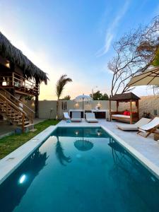 A piscina localizada em Casa Bali Vichayito ou nos arredores