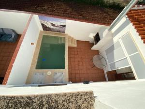 una piscina sul lato di una casa di Casa Rural Matillas a Bienservida