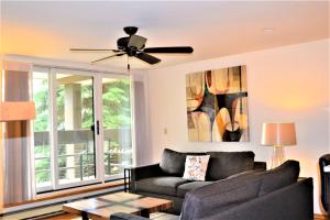 A seating area at Simba Run Vail Condominiums