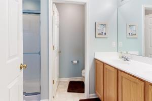 Koupelna v ubytování Lord Baltimore Landing -- 37199 Lord Baltimore + 16 fotografií