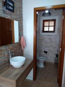Ванная комната в Casa MAGNÍFICA a 1 Km do centrinho com Suíte e Hidro