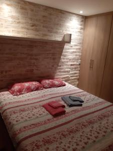 Giường trong phòng chung tại Casa MAGNÍFICA a 1 Km do centrinho com Suíte e Hidro