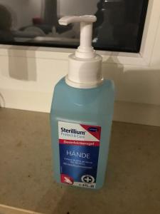 eine Flasche Waschmittel unter einem Wasserhahn in der Unterkunft Ferienwohnung Sandner in Porta Westfalica