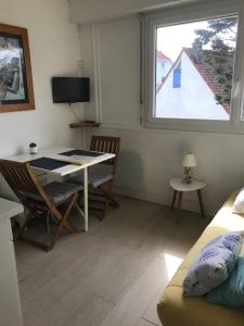 a living room with a desk and a window at Studio Cosy in Wissant