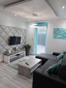 A television and/or entertainment centre at Dilara Apartman Sárvár