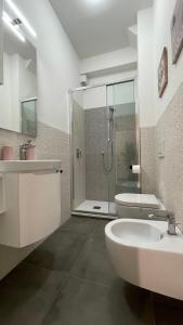 La salle de bains est pourvue d'une douche, d'un lavabo et de toilettes. dans l'établissement GUEST HOUSE KINGA CAVOUR, à Florence