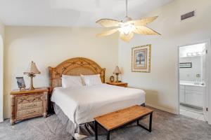 um quarto com uma cama e uma ventoinha de tecto em Gulf Highlands - 149 Grand Island em Panama City Beach