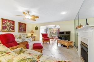 ein Wohnzimmer mit Couch und Kamin in der Unterkunft Gulf Highlands - 149 Grand Island in Panama City Beach