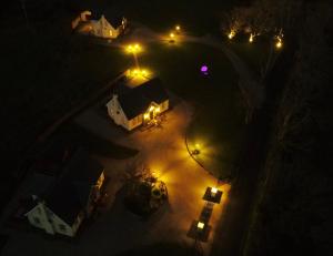 een uitzicht op een huis 's nachts met verlichting bij Millstone Cottages in Milford