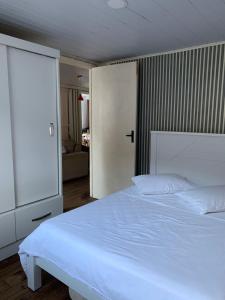 Casa Ribeirao da Ilha tesisinde bir odada yatak veya yataklar