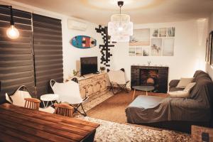 uma sala de estar com um sofá e uma lareira em Chalet Novo Sancti Petri Surf House em Chiclana de la Frontera