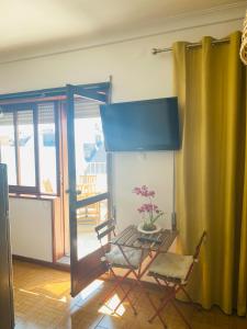 Μια τηλεόραση ή/και κέντρο ψυχαγωγίας στο Apartamento com patio na rua principal da cidade +1 φωτογραφίες