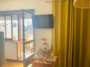 Μια τηλεόραση ή/και κέντρο ψυχαγωγίας στο Apartamento com patio na rua principal da cidade