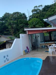 Blick auf ein Haus mit einem Pool in der Unterkunft Casa Ribeirao da Ilha in Florianópolis