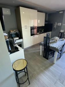 Кухня или мини-кухня в B&B LA VILLETTA
