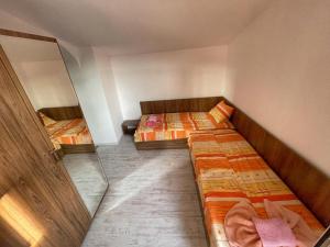 two beds in a small room with twoperate at Къща за гости Гергана in Raduil