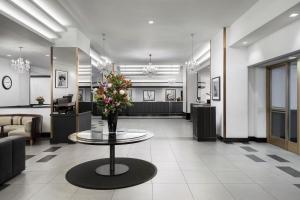 um lobby com um vaso de flores sobre uma mesa em The Manhattan at Times Square em Nova Iorque