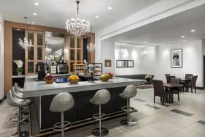 a kitchen and dining room with a large island with stools at Executive Class at MTS Hotel in New York