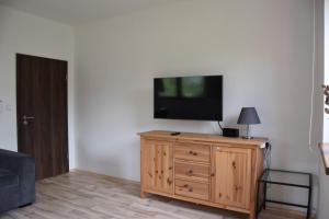 TV a/nebo společenská místnost v ubytování Apartmán198,cz