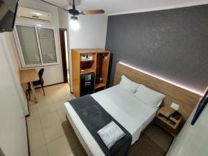 Säng eller sängar i ett rum på Hotel Cidade