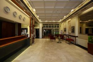 un pasillo con una sala de espera con relojes en las paredes en Kadıköy Rıhtım Hotel, en Estambul
