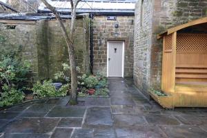 The Workshop, in 18th century Lothersdale Mill, BD20 8EN外面的花园