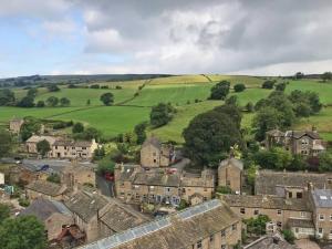 una vista aérea de un pueblo con casas y campos en The Workshop, in 18th century Lothersdale Mill, BD20 8EN, en Keighley