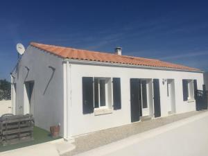Το κτήριο όπου στεγάζεται  η παραθεριστική κατοικία