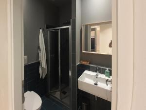 Kúpeľňa v ubytovaní Baretti House- Parcheggio Riservato per un soggiorno Perfetto