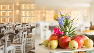 een tafel met fruit en bloemen in een restaurant bij HOTEL BARONE DI MARE in Torre dell'Orso