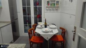 Una cocina con una mesa y sillas con una botella de vino. en Apartamento Centro Gallarza, en Logroño
