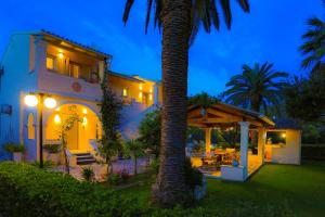 A garden outside Villa Marina Mare