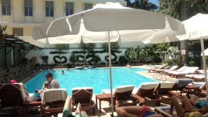 Bazén v ubytování Best Western Plus Hotel Plaza nebo v jeho okolí