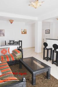 - un salon avec un canapé et une table basse dans l'établissement Résidence Assoulil MLP, à Agadir
